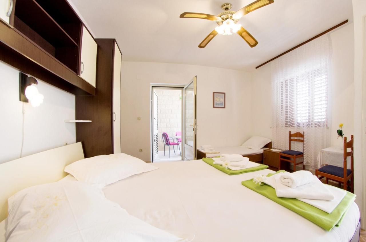 Beachfront House Pope B&B Selca  Exterior photo